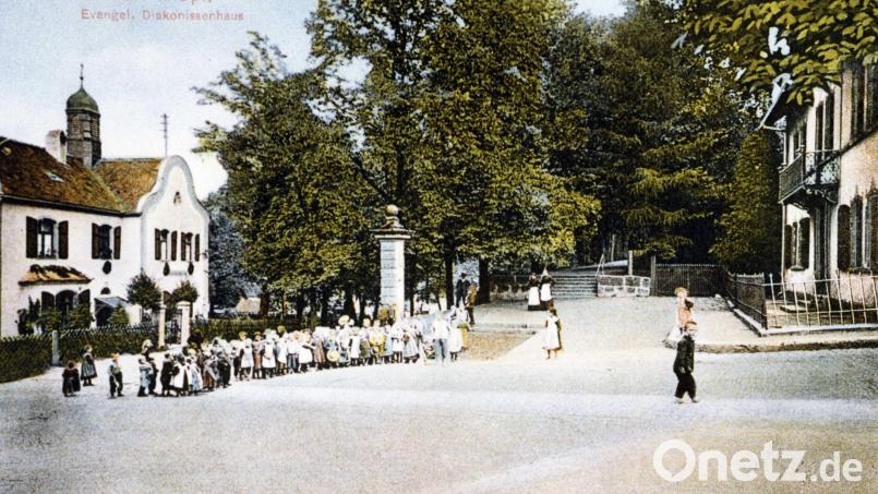 Diese kolorierte Postkarte aus der Zeit kurz nach 1900 zeigt eine große Kinderschar vor dem Diakonissenhaus An der Allee. Der evangelische Diakonieverein machte dort durch seine finanzielle Unterstützung die Kinderbetreuung durch die Diakonissen erst möglich. Bild: Archiv Diakonieverein Sulzbach