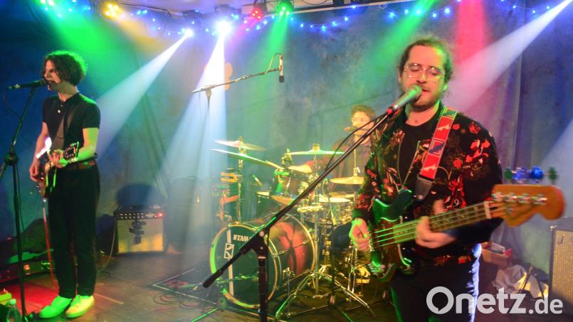 &quot;Noisepollution Rockrevue&quot; bringen Kultsongs der Rockgeschichte auf die &quot;Live-Stage&quot; in Weiden – und begeistern damit das Publikum. Bild: Kunz