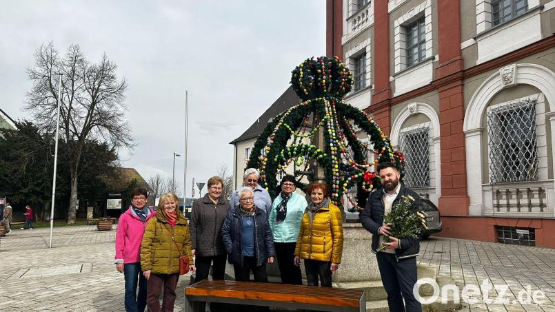 Marianne Lebegern, Gabi Fröhlich, Elisabeth Schmid, Christa Schmidberger, Sieglinde Lang, Meta Fichtner, Angela Schmal und Bürgermeister Sebastian Dippold stehen stolz vor dem Osterbrunnen am Stadtplatz in Neustadt/WN. Bild: Ramona Herrmann/exb