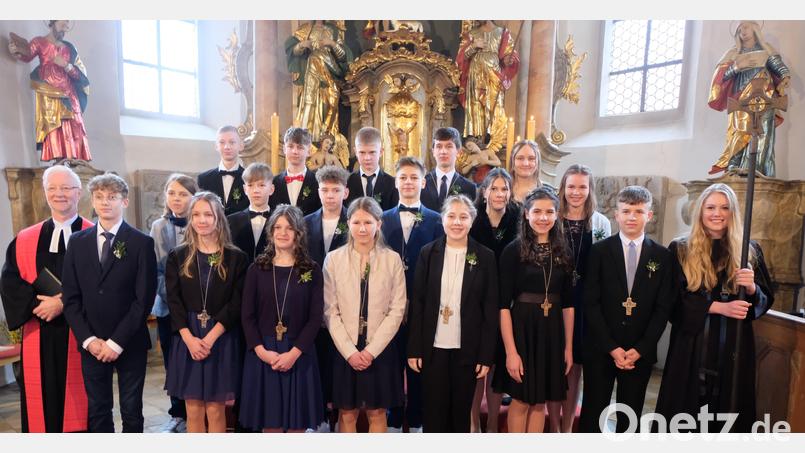 Die evangelische Kirchengemeinde St. Johannes Baptista stand am Palmsonntag ganz im Zeichen der Konfirmation von 16 jungen Christen aus Floß und 2 aus Flossenbürg. Bild: le