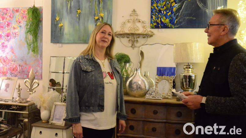 Als einer der ersten Besucher lässt sich Bürgermeister Reinhold Wildenauer von Silvana Weisser durch die Ausstellung begleiten. Bild: Kunz