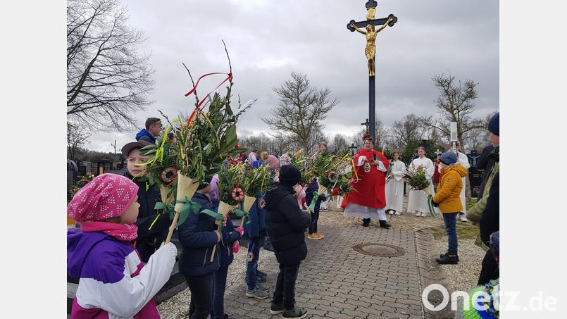 Die Palmenweihe fand heuer am Friedhofskreuz bei windigem Wetter statt. Anschließend führte die Palmprozession bei Regen zur Wieskirche zum Gottesdienst mit Lesung der Leidensgeschichte nach Markus. Bild: gi