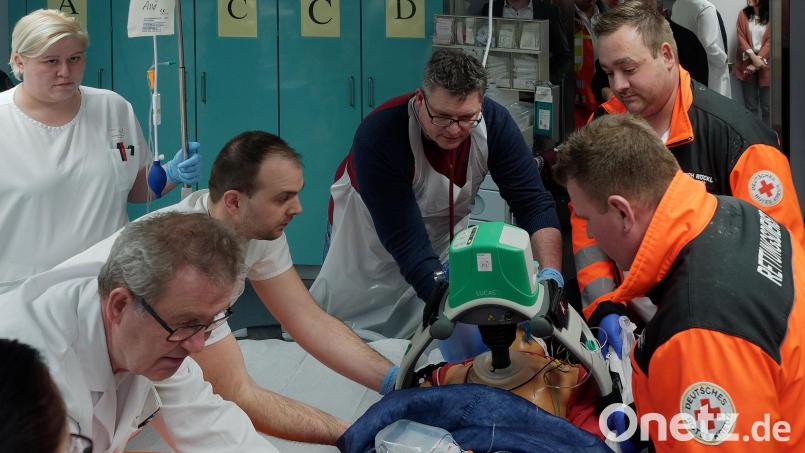 Das Tirschenreuther Krankenhaus meldet sich von der rettungsdienstlichen Versorgung ab Gründonnerstag ab. Die Notaufnahme (hier bei einer Übung 2019) hat in der bisherigen Form ausgedient. Seit Montag läuft nun aber ein Bürgerbegehren, das einen Bürgerentscheid gegen die Einschnitte erwirken soll. Archivbild: tr