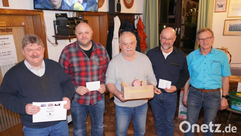 Hans-Peter Reil, Gewinner Stefan Kellner, Herbert Beimler, Alois Hafner und Siedlerchef Ludwig Eger (von links) freuen sich über die guten Ergebnisse beim Preisschafkopf. Bild: fvo