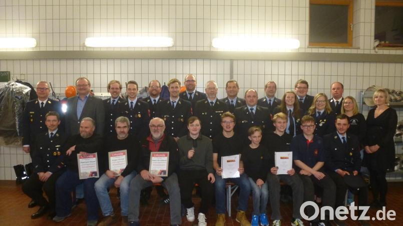 Den Ehrenmitgliedern Reinhard Meyer, Jürgen Wurzer und Hans Grünbauer (sitzend, von links) sowie den mit Leistungsabzeichen dekorierten Aktiven gratulieren auch Kreisbrandrat Christof Strobl, Bürgermeister Uwe König (hintere Reihe, von links) und Kreisbrandmeister Andreas Luber (hinten rechts). Bild: bk