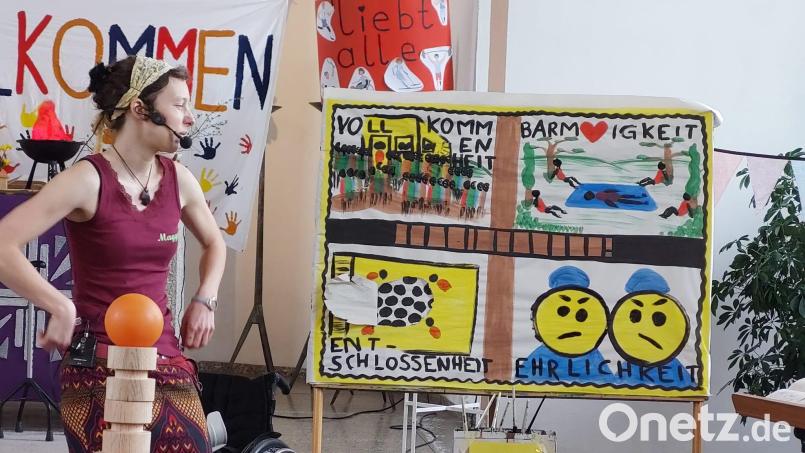 Magdalena Bottesch aus Leipzig vermittelte bei der Kinderbibelwoche in Tirschenreuth verschiedene Tugenden. Bild: Evangelische Kirchengemeinde Tirschenreuth/exb