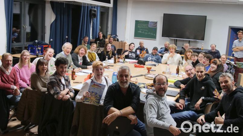 Spamelot wird eine Herausforderung: Im Bild das gesamte Team bei der Leseprobe. Bild: Maximilian Hegner/exb