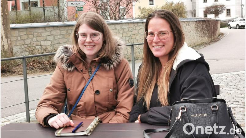 Anna Schießl (links) aus Pertolzhofen und Lisa Dotzler aus Pittersberg haben sich in der Selbsthilfegruppe für Post-Covid und ME/CFS kennengelernt. Bild: Portner