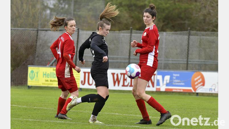 Pia Lehner (Mitte) und ihre Teamkolleginnen vom TSV Theuern wollen sich im Heimspiel gegen den SV Kirchberg im Wald effektiv in Szene setzen. Archivbild: Hubert Ziegler