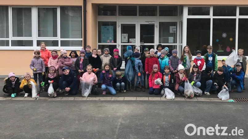 Jede Menge Müll und Unrat sammelten die Mädchen und Buben der Grundschule Bad Neualbenreuth auf einer Ramadama-Tour kurz vor den Osterferien ein. Bild: Grundschule Bad Neualbenreuth/exb