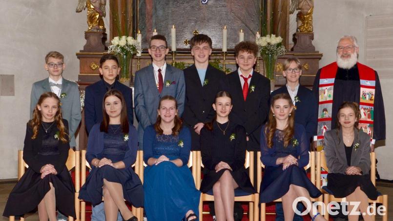 Pfarrer Volker Dörflein vertrat die erkrankte Ortsgeistliche Anja Matthalm bei der Konfirmation in Neukirchen. Bild: Tina Jäger, Fotohaus Jäger/exb