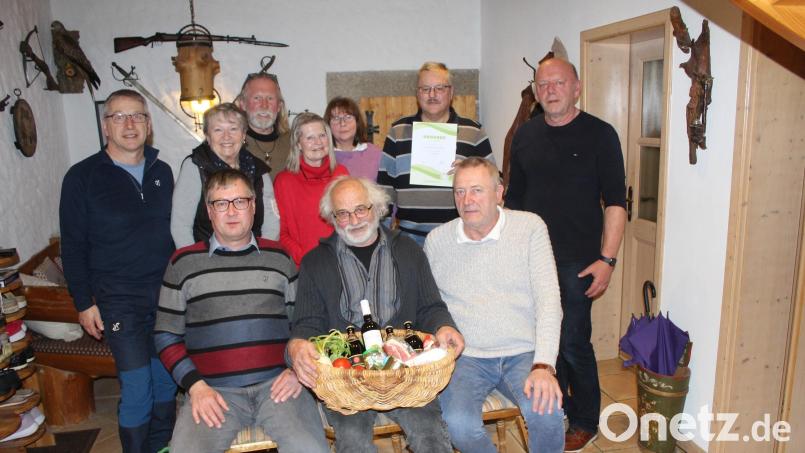 Neuwahlen gab es beim Fichtelgebirgsverein Ebnath. Im Bild (vorne, von links) Uwe Siart, Martin Exner und Eberhard Söllner sowie (hinten, von links) Gerd König, Waltraud Schreyer, Bert und Inge Flor, Christine Horn, Berthold Enders und Josef Söllner. Bild: soj