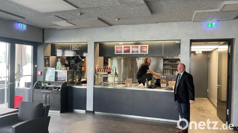 Hinter der Theke wird bereits abgebaut. In der Cafeteria der OTH Weiden stehen die Zeichen auf Abschied. Wolfgang Weber (rechts) freut sich aber auf den Neubeginn an gleicher Stelle. Das Hochschulcafé soll einem mulitifunktionalen Studentenhaus weichen. Bild: phs