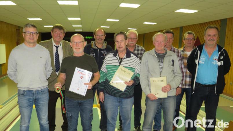 Vorsitzender Hans Kneissl (Zweiter von links) überreicht Urkunden und Nadeln an die Geehrten des SKV Weiden. Bild: adj