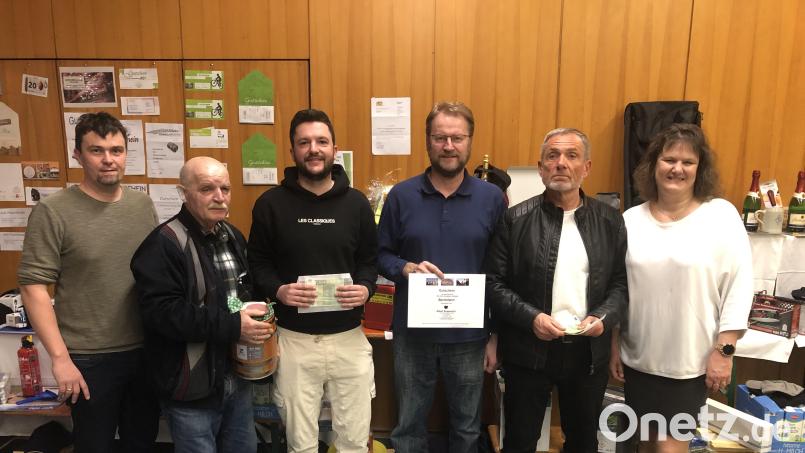 Tobias Schmucker (Dritter von links) aus Schirmitz gewinnt den Preisschafkopf in Irchenrieth. . Bild: fz