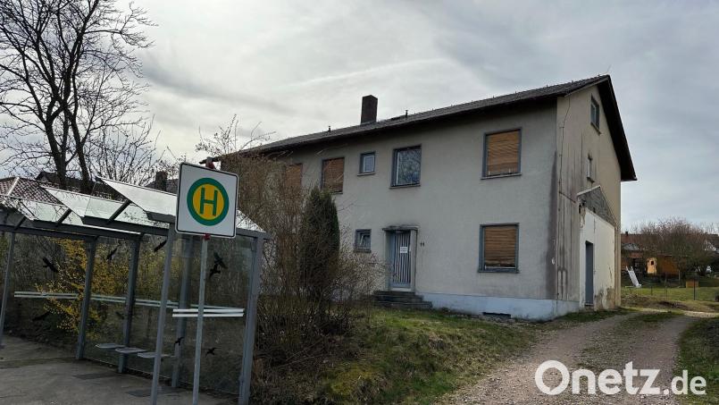 Das Lehrerwohnhaus in Kemnath soll im Zuge der Dorferneuerung abgerissen werden., Bild: Stadtverwaltung Schnaittenbach/exb