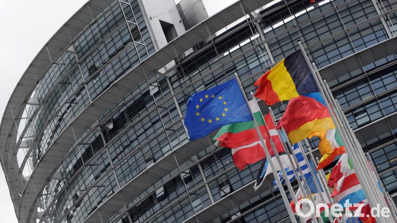 Die Flaggen der Mitgliedsstaaten der Europäischen Union wehen vor dem Gebäude des Europäischen Parlaments in Straßburg im Wind. Vom 6. bis zum 9. Juni werden findet in den Mitgliedsstaaten der EU erneut die Wahl des europäischen Parlaments statt. Archivbild: Patrick Seeger/dpa