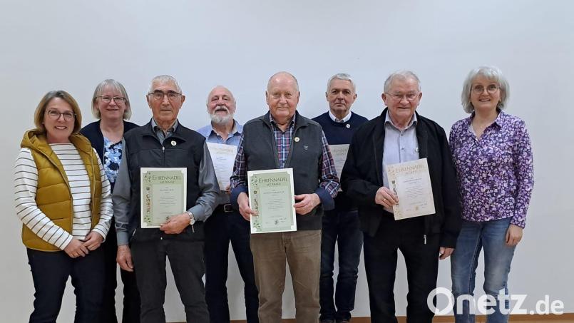 Die Geehrten mit den Offiziellen (von links): Kassiererin Evi Koberstein, Vorsitzende Gerda Eiber, Richard Graf, Karl Koller, Konrad Rubenbauer, Franz Dirmeier, Heinz Wunderlich und Schriftführerin Lydia Gleixner-Sächerl. Bild: Gerda Eiber/exb
