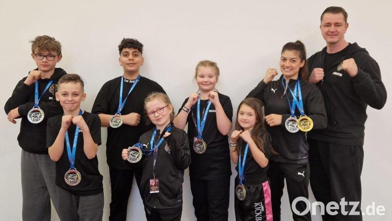 Die in Vohburg erfolgreichen Amberger Kickboxer: (von links) Max Fizia, Joel Hannusch, Mahan Eskandari, Josephine Fizia, Marie Koschemann, Mila Wurster, Jenny Wurster und Trainer Erich Aul. Bild: Janine Hannusch