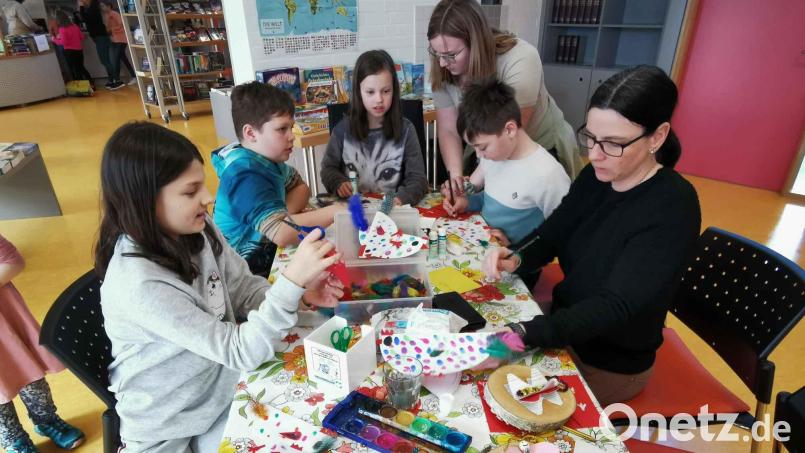 Die Kinder basteln in der Gemeindebücherei unter Anleitung von Nicole Kleber und Melissa Brenner tolle Schmetterlinge und österliche Papier-Hühner. Bild: gz