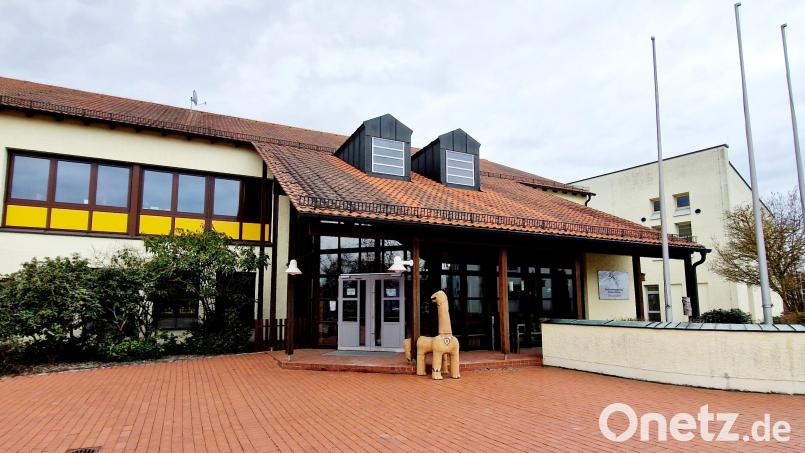 Nach der Zustimmung des Bauausschusses des Kreistags kann es losgehen mit den Planungen für den Neubau einer Einfachsporthalle und für Räume für die Ganztagsbetreuung. Beides ist für das Sonderpädagogische Förderzentrum in Schwandorf dringend nötig geworden. Bild: Thomas Dobler