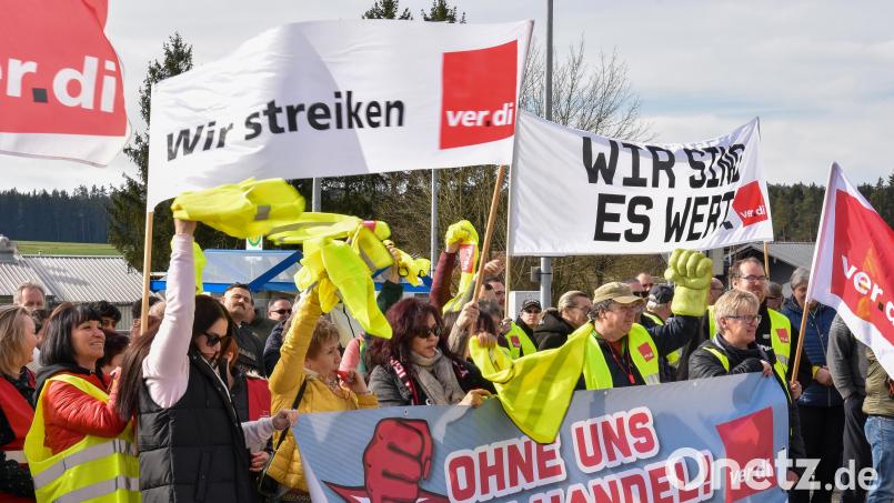 Rund 150 Stahlgruber-Beschäftigte folgten am Mittwoch einem Aufruf der Gewerkschaft Verdi zu einer Streikversammlung in Kauerhof bei Sulzbach-Rosenberg. Bild: Stephan Huber