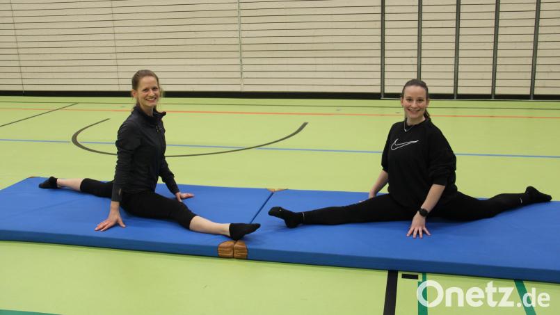 Daniela Dlabolová und Luisa Striegl (von rechts) werden künftig Kinder ab acht Jahren mit einer Mischung aus Kunst- und Geräteturnen sowie Sportakrobatik trainieren. Bild: prh