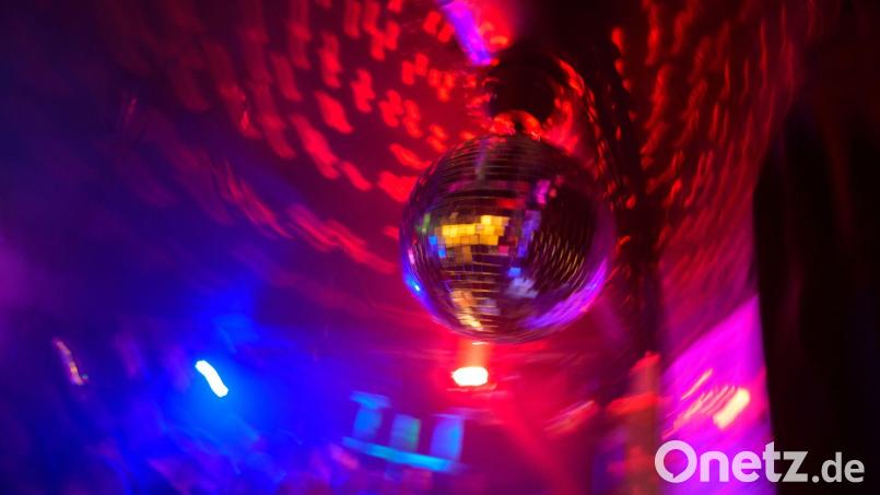 Eine Disco-Kugel dreht sich in einem Club im Hamburger Schanzenviertel. Bild: Jonas Walzberg/dpa