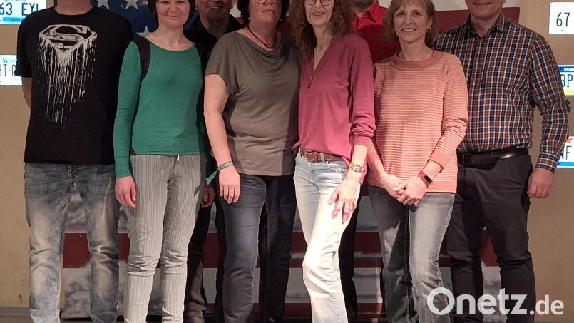 Neue Gesichter im Vorstand der Flying Boots (von links) Mike Castillo, Carmen Neubauer, Helmut Gnan, Steffi Schmidt, Sonja Görke. Peter Baumgärtel , Petra Neubauer. Mit im Bild Bürgermeister Marcus Gradl. Bild: lep