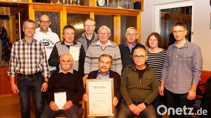 Thomas Dumler (rechts) ist neuer Vorsitzender der Kleintierzüchter. Seine erste Amtshandlung war die Ernennung von Wolfgang Brunhofer (vorne, Mitte) zum Ehrenvorsitzenden des Vereins. Bild: Tristan Hagspiel/exb
