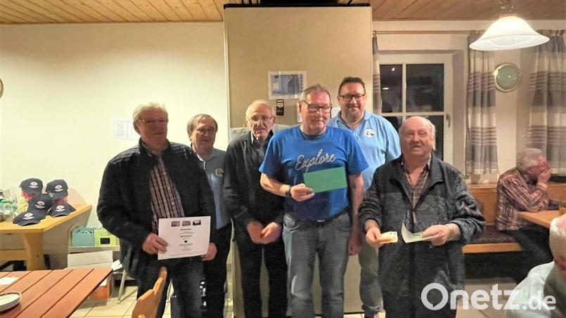 Reinhard Hübner (Dritter von rechts) sicherte sich den ersten Preis beim Preisschafkopf des DJK Fördervereins, den Vorsitzender Markus Zimmermann (Zweiter von rechts) und Alois Zehrer (Zweiter von links) organisiert hatten. Bild: Alois Zehrer (exb)