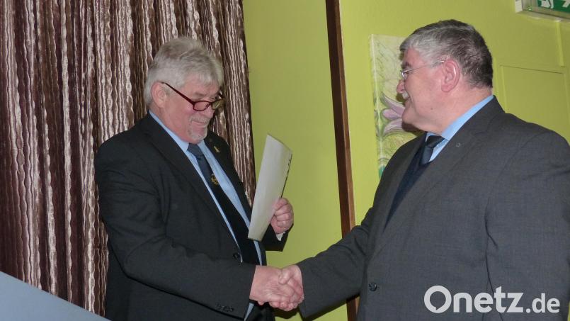 Alfons Betzl (links) gratuliert Heinrich Scheidler (rechts) und überreicht die Ehrenurkunde für 40-jährige Mitgliedschaft im Bayerischen Soldatenbund. Bild: hme