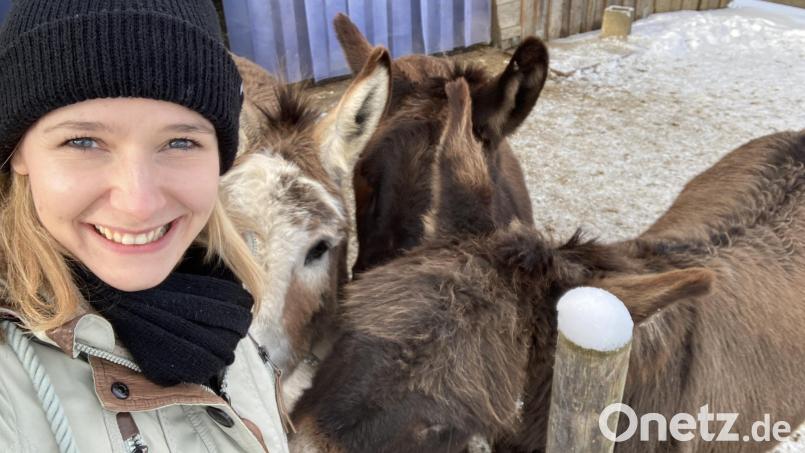 Julia Gruber (32) bei der Tieroase Stefanshof in Wildenberg. Auch dorthin soll der Erlös gespendet werden. Bild: Julia Gruber