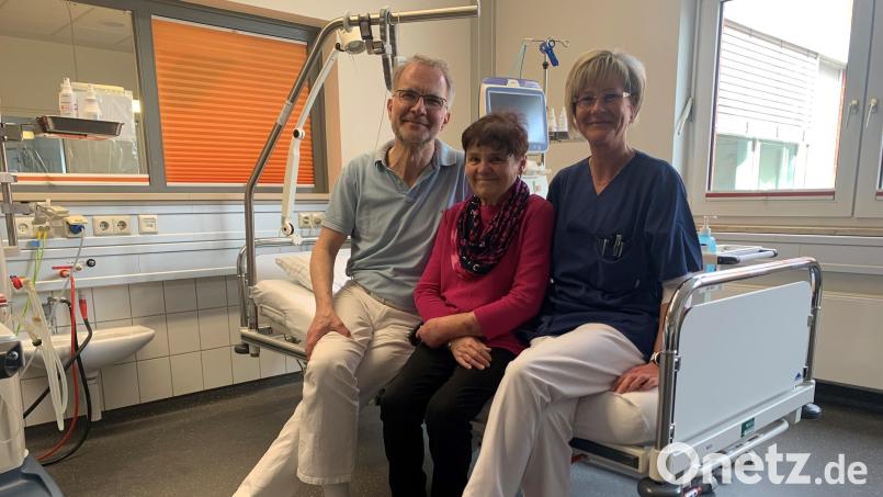 Man kennt sich seit vielen Jahren, man duzt sich: Angelika Heinl zwischen Dr. Bernhard Riedl und Pflegeleiterin Simone Giannakakis vom KfH-Nierenzentrum in Bayreuth, ihrer zweiten Familie. Bild: Gunter Becker
