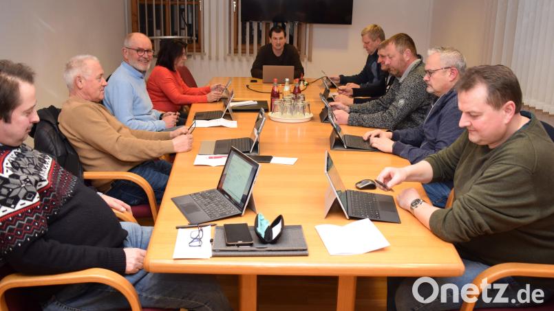 Bürgermeister Martin Schwandner (hinten, Mitte) leitet am Dienstag eine seiner letzten Gemeinderatssitzungen in Trausnitz. In nichtöffentlicher Sitzung hat das Gremium (natürlich ohne den Betroffenen) seinem Antrag auf Amtsniederlegung zugestimmt. Bild: bnr