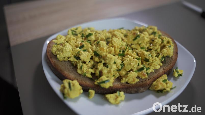 Scrambled Tofu passt am besten zu/aufs Brot. Bild: Jakob Graf