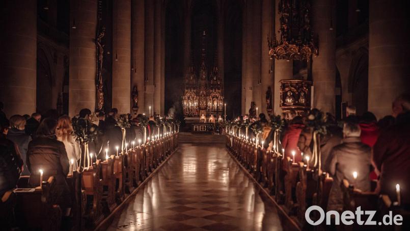 Die Osternacht in den katholischen Kirchen hat ihre eigenen Regeln. Die Liturgie, hier Bilder aus der Basilika St. Martin in Amberg, ist voll von symbolischen Handlungen. Bild: Michael Golinski