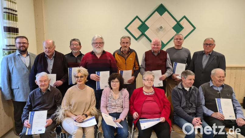 Bei der Jahreshauptversammlung des Kastler VdK-Ortsverbandes konnten wieder viele Mitglieder ausgezeichnet werden.
(vorne von links) Johann Trastl, Hedwig Striegl, Gabriele Kirchberger, Annelies Walter, Siegfried Schreyer, Schreyer Johann;
(hinten von links) Bürgermeister Hans Walter, Karl-Heinz Meyer, Otto Ackermann, Johann Baptist Weiß, Karl Schraml, Helmut Kirchberger, Peter Prunhuber sowie der Ortsvorsitzende Georg Brand Bild: rwo