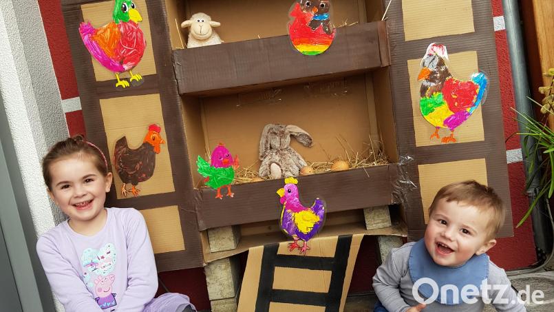Hanna und Max Bauer aus Schirmitz präsentieren ihren Hühnerstall aus Karton. Eine tolle Osterdeko. Bild: Familie Bauer/exb