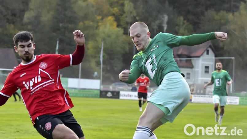 Raffael Kobrowski (rechts) kehrt in der Saison 2024/24 zur DJK Ammerthal zurück. Archivbild: Hubert Ziegler