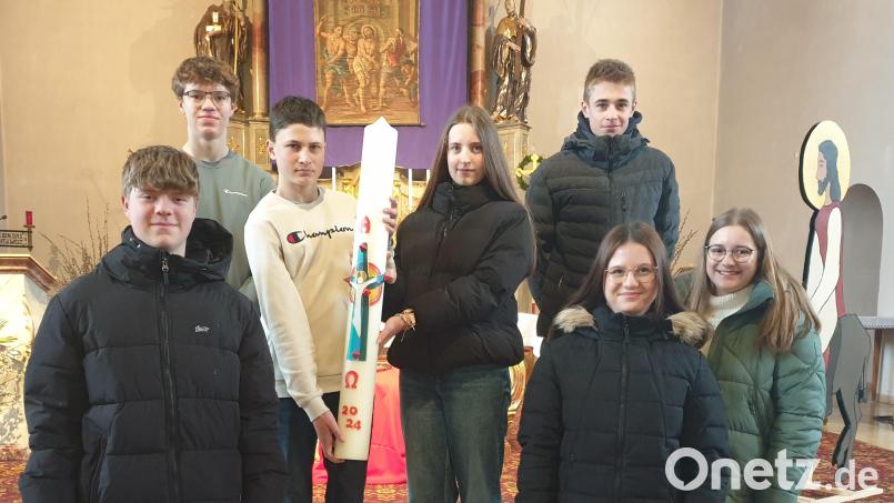 Ministranten bastelten die Osterkerze für die Wiesauer Pfarrkirche. Im Bild (vordere Reihe, von links) Jannis Zrenner, Nina Löw, Maria Sailer, (hintere Reihe, von links) Thomas Mehler, Leonhard Korb, Lina Grabe, Johannes Gleißner. Bild: Pfarramt Wiesau/exb