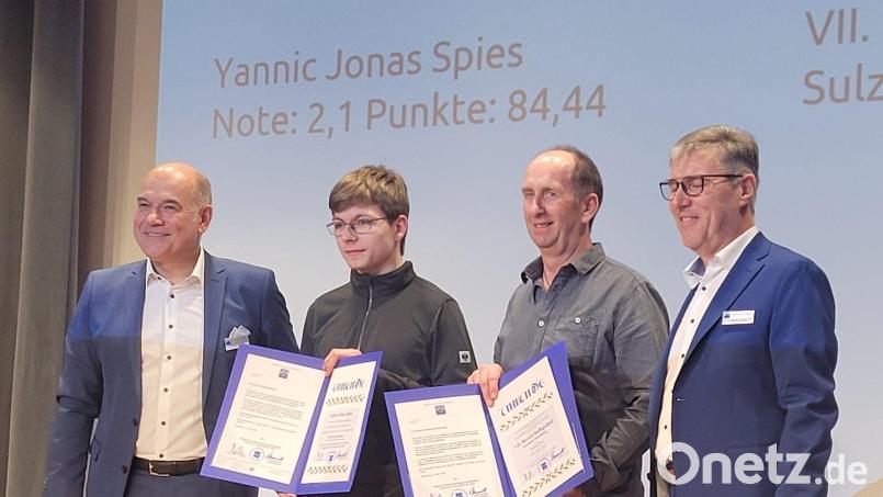 Von links Stefan Brandl (Geschäftsleitung Kfz-Innung Oberpfalz), Yannic Spies, Wolfgang Pickel und Rudolf Angerer (Vorstandsvorsitzender Kfz-Innung Oberpfalz). Bild: Harald Schmid /exb