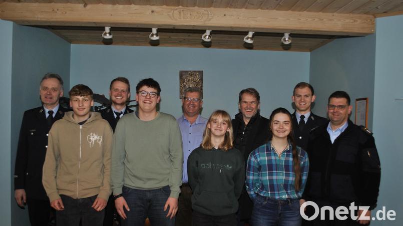 Das neue Führungsteam der Jugendfeuerwehr Schnaittenbach mit (vorn, von 8inks) den beiden Jugendsprechern Emil Uschold und Paul Saller sowie Magdalena Werner und Elisabeth Kummer; hinten (von links): stellvertretender Vorsitzender Markus Nagler, Jugendwart Max Nagler, Dritter Bürgermeister Manfred Schlosser. stellvertretender Kommandant Stefan Reindl, Jugendwart Emil Dölschner und Kommandant und Vorsitzender Michael Werner. Bild: wfw