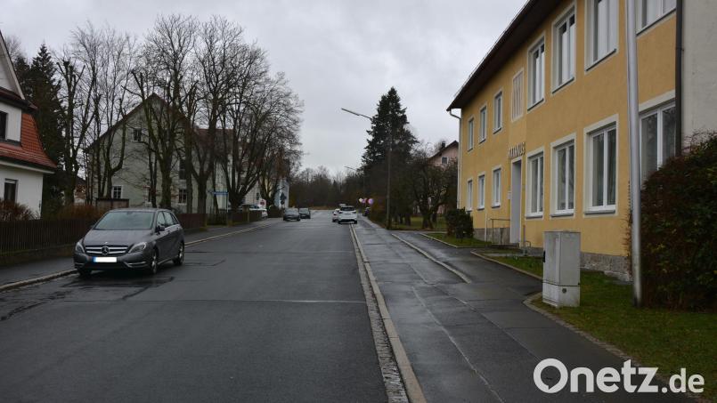 Dieser Bereich in Pechbrunn – mit Rathaus (rechts), Pfarrkirche (links) und Tante-M-Laden (oben links) könnte durch kleinere Baumaßnahmen einen zentralen Platz-Charakter bekommen. Bild: jr