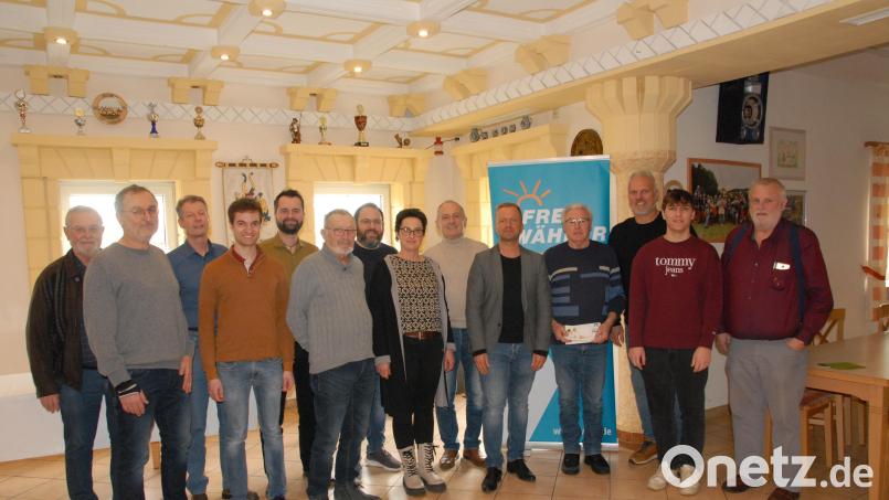 Die Freien Wähler Schmidmühlen verabschieden den langjährigen Gemeinderat Georg Koller (Vierter von rechts) mit einem Präsent in den politischen Ruhestand. Ihm danken (links neben ihm) der Landtagsabgeordnete Bernhard Heinisch und (rechts neben ihm) FW-Ortsvorsitzender Thomas Wagner. Bild: pop