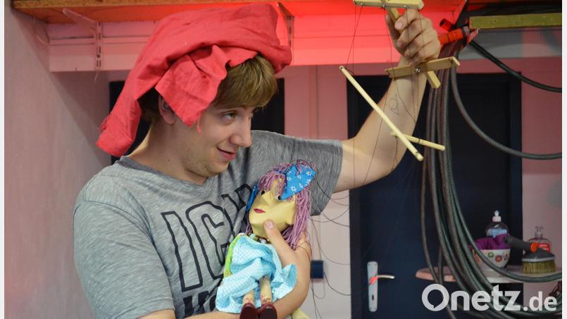 Erasmus Gerhards nimmt in einer seiner verschiedenen Rollen das Mädchen Molly gefangen Bild: Florian Wein/exb