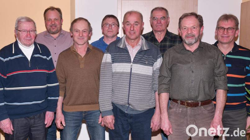 Einen neuen Vorstand wählt die Jagdgenossenschaft Aschach-Immenstetten (von links): Alfred Schorner,, Dritter Bürgermeister Christian Drexler, Johann Winkler, Zweiter Vorsitzender Christian Schwab, Vorsitzender Josef Kopf, Johann Gradl, Norbert Riß und Bernhard Simon. Bild: sche