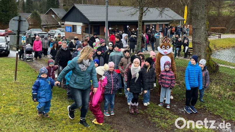 Trotz schlechten Wetters war die Ostereiersuche im Freibad Ebnath gut besucht. Bild: Josef Söllner/exb