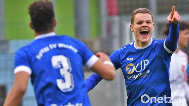 Ohne Niklas Lang (rechts) muss die SpVgg SV Weiden das Spitzenspiel in Kareth bestreiten. Der Offensivverteidiger fehlt wegen einer Knieverletzung. Bild: G. Büttner