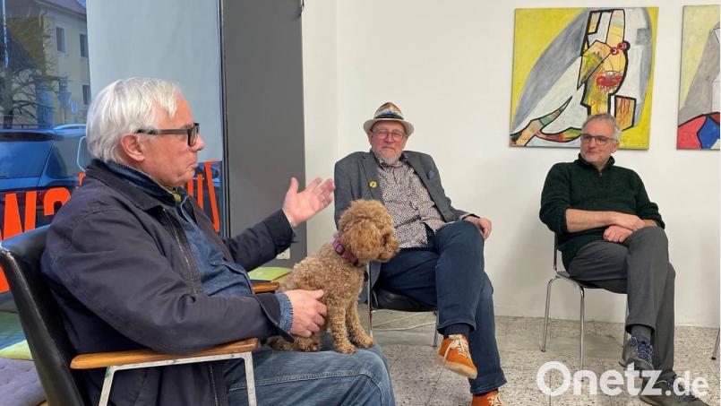 Künstler Jürgen Huber und der Kulturjournalist Stefan Voit (von links) diskutieren parallel zur Ausstellung im Künstlergespräch. Bild: Cleo Gehlke/exb